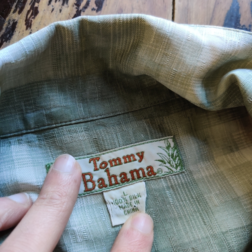 Tommy Bahama green 100% silk Hawaiian style shirt